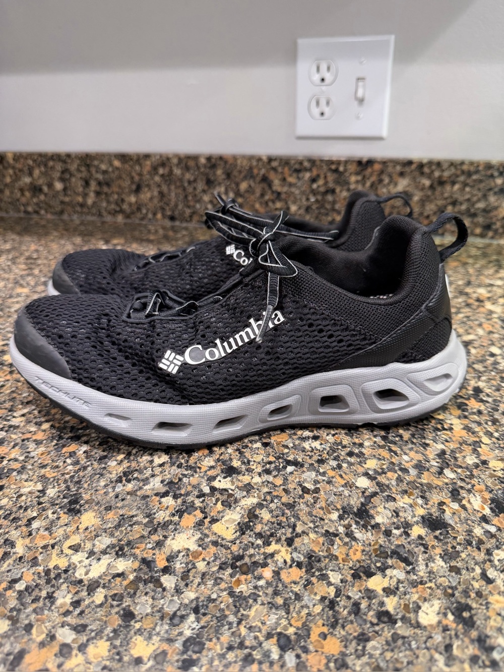 Columbia men’s  Black Mesh Water Shoes with Gray Sole 8.5
